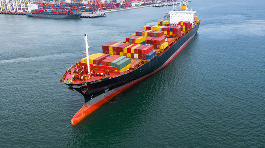 起重机血管迪拜在进口出业务物流和集装箱船舶在公海上国际运输方面载集装箱的船空中观视集装箱船在进出口业务中的国际运输图片