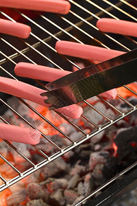 热在选择焦点下用火炭烧烤炉具的香肠聚焦于其触碰的香肠末端和下注木炭炒图片