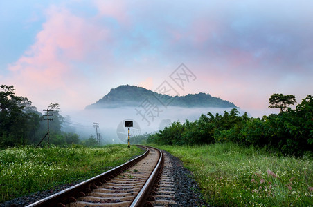 行业日出时与美丽的清晨天空对抗铁路或农村地区铁路中的工业地貌情况农村铁路中的工业地貌交通运动图片