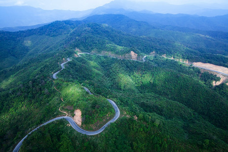 勘探泰国和缅甸边境附近山地沥青路和泥土的空中观察农村阳台图片