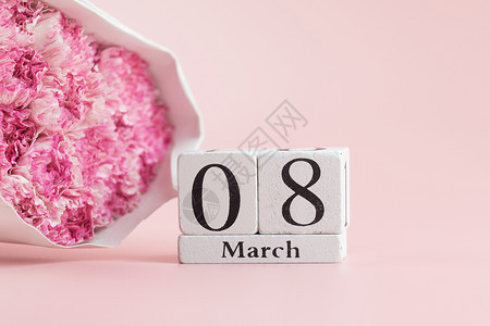 粉红康乃馨花和3月8日历以粉红背景为基础复制文本爱平等和国际妇女节概念的空间为了天春图片