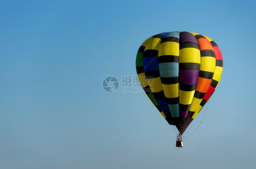 飞机颜色杂蓝天空中的美丽多彩气球在泰国清莱的气球节上多彩千图片
