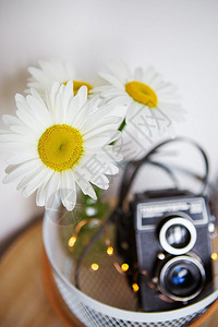 古董优质的摄影师旧古老生锈照相机木板上有一束花朵木板上还有一束花紧贴近身的木板上还有一束花图片
