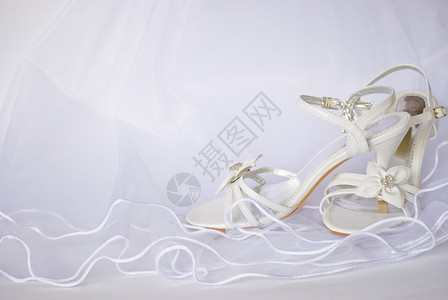 传统的婚前凉鞋和鲜花新娘面纱的装饰男玫瑰图片