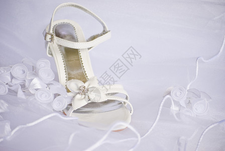 婚前凉鞋和鲜花新娘面纱的装饰订婚男图片