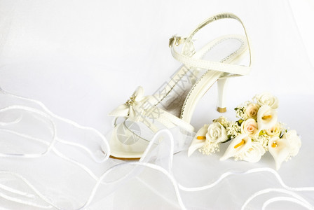 婚前凉鞋和鲜花新娘面纱的装饰婚礼叶子男图片