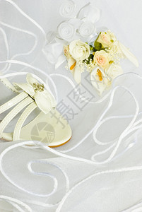 婚前凉鞋和鲜花新娘面纱的装饰订婚花束扣眼图片