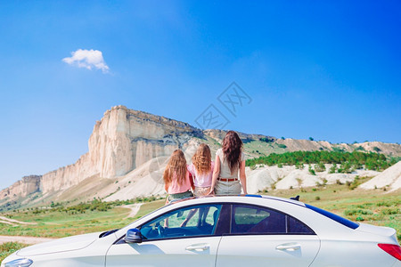 夏天闲暇欧洲节假日和汽车旅行概念暑假时母亲和女儿的年幼夏季度假期间的母亲和女儿享受图片