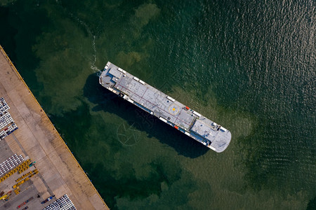 RRO飞行器在海港卸货车的辆运输船泊停生产高的商业图片