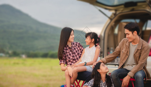 亚洲户外喜悦快乐的小女孩有亚裔家庭坐在车里享受公路旅行和夏假在野营车面包上图片
