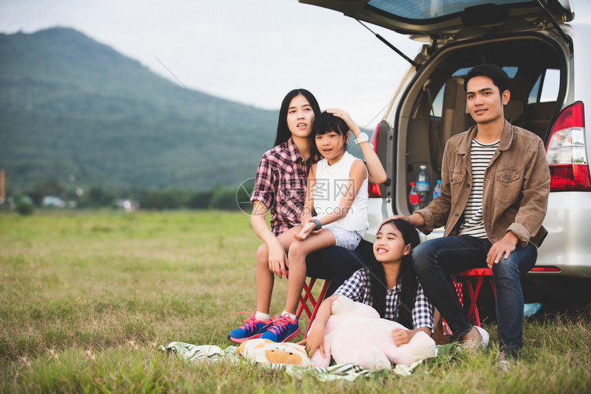儿子快乐的小女孩有亚裔家庭坐在车里享受公路旅行和夏假在野营车面包上女儿假期图片