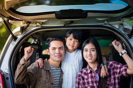 快乐的小女孩有亚裔家庭坐在车里享受公路旅行和夏假在野营车面包上幸福白种人亚洲图片