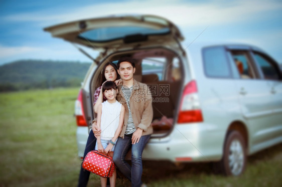 快乐的小女孩有亚裔家庭坐在车里享受公路旅行和夏假在野营车面包上亚洲人男父亲图片
