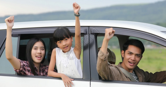 假期快乐的小女孩有亚裔家庭坐在车里享受公路旅行和夏假在野营车面包上乐趣年轻的图片