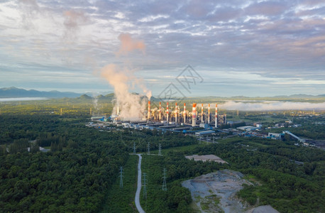 化石炼油厂空中观察煤电站和清晨雾MaeMohLampang泰国煤电厂和雾的蒸汽烟图片
