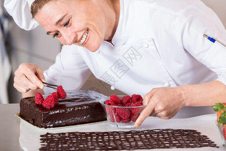 糖果帽子美食厨房的糕点师装饰巧克力蛋糕图片