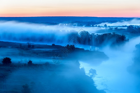 树闪耀旅行在日出前填满河床的雾Foggy日出前福吉在河上图片