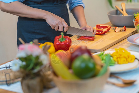蔬菜重量在现代厨房饮食和健康品概念下在购物板上剪切近身主厨的手切除胡椒男图片