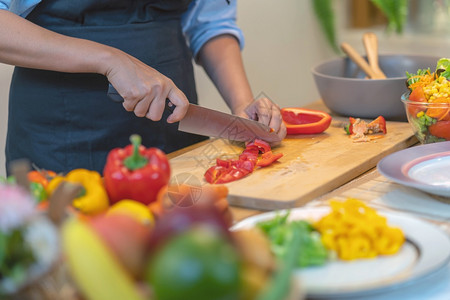 配料重量刀在现代厨房饮食和健康品概念下在购物板上剪切近身主厨的手切除胡椒图片