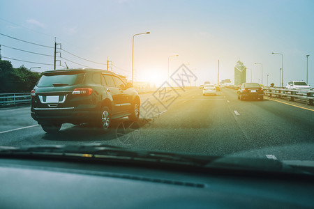 排速度在高公路上驾驶汽车在公路上停泊汽车和每日旅行路上小客车座椅的辆位图片