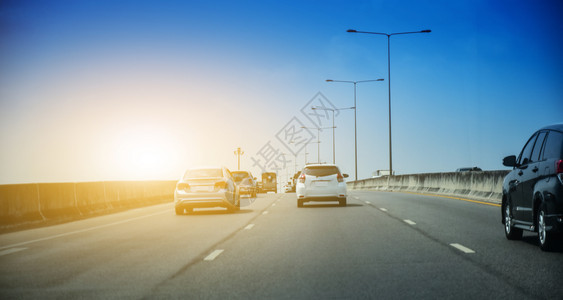 日落在高速公路上驾驶汽车在公路上停泊汽车和每日旅行路上小客车座椅的辆乘客胎图片