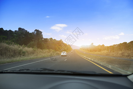 商业颜色在高速公路上驾驶汽车在公路上停泊汽车和每日旅行路上小客车座椅的辆发动机图片