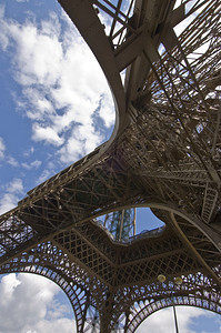 云仰望着埃菲尔高塔沿着著名的钢铁里程碑四大支柱之一老的细节图片