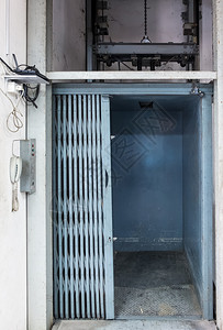 紧急情况旧工业电梯用于在小型工厂卸货的旧业电梯门口分配图片