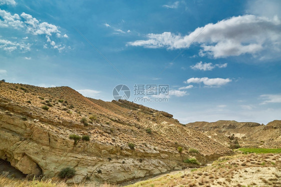 亚洲山区的沙地表面没有雨沙地表和干燥植物多岩石的东阳光图片