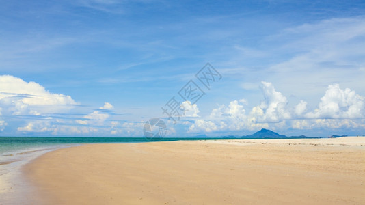 阳光明媚的海滩蓝和清洁天空泰国气支撑图片