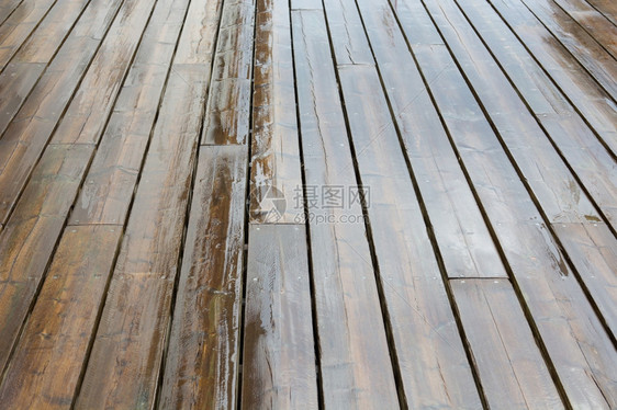 雨天湿木板背景图案雨季湿木板棕色的头一种图片