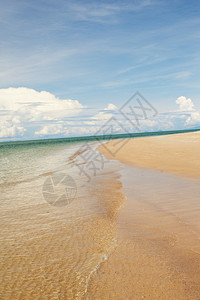 旅游阳光明媚的海滩蓝和清洁天空晴泰国图片