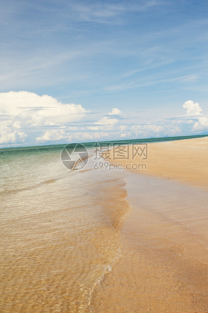 旅游阳光明媚的海滩蓝和清洁天空晴泰国图片