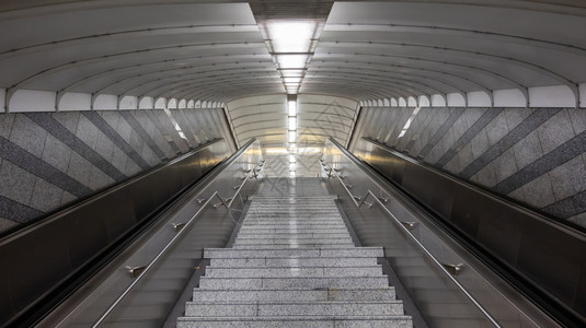 卷地下德国一个大都市地铁站的楼梯和绳扶阶台城市图片