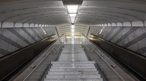 卷地下德国一个大都市地铁站的楼梯和绳扶阶台城市图片