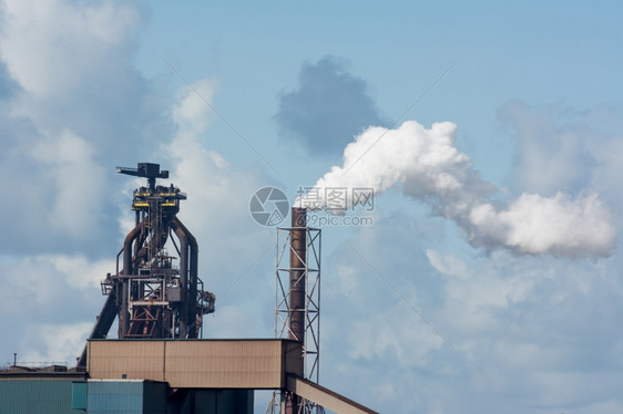细工结构体外部的制钢厂烟幕图片