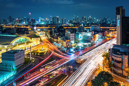 蓝色的河曼谷市风景与泰国夜间交通情况建造图片