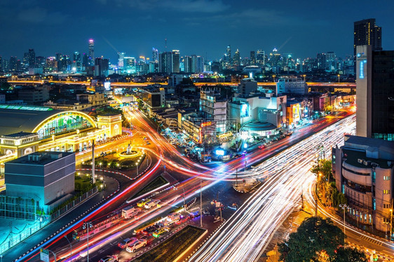 蓝色的河曼谷市风景与泰国夜间交通情况建造图片