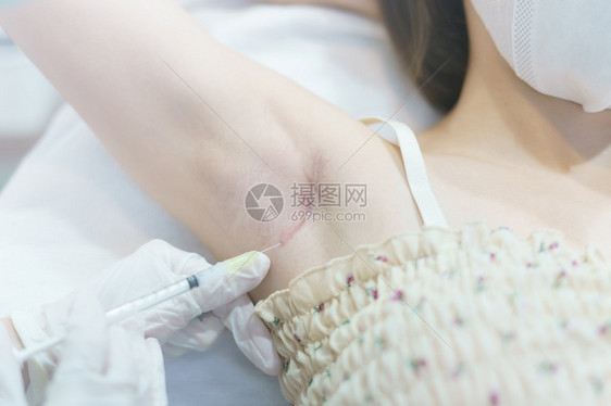 医疗的乳房外科结关医生对腹腔骨类动物进行注射治疗为了愈合图片