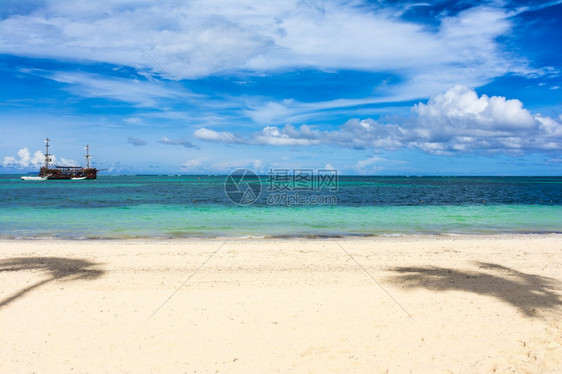 白色的天空清除加勒比海景巴瓦罗滩多米尼加Puntacana图片