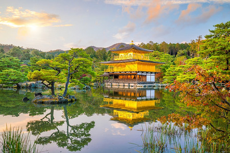 宗教文化日落时秋本京都的九角寺反射图片