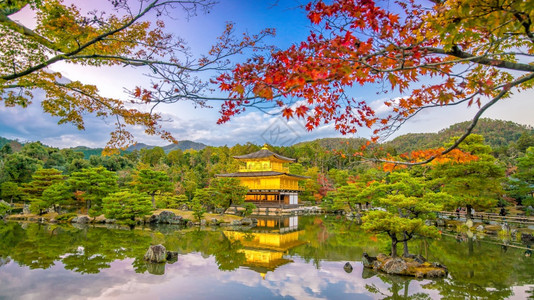 文化遗产观光日落时秋本京都的九角寺图片