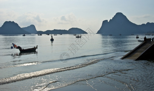 泰国海岸传统的清晨阳光下普拉楚希里汗湾的宁静风景图片