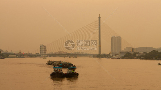 泰国曼谷日落时的ChaoPhraya河和电缆桥塔港口城市图片