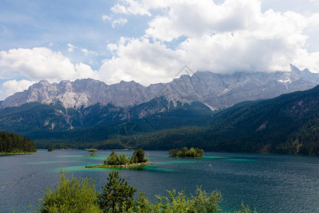 湖边的夏季山地景观区松散的概念在山中谷反射春天图片