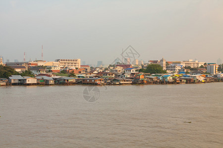 泰国曼谷日落时的ChaoPhraya河晚上渡船水图片