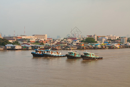 泰国曼谷日落时的ChaoPhraya河商业交通海滨图片