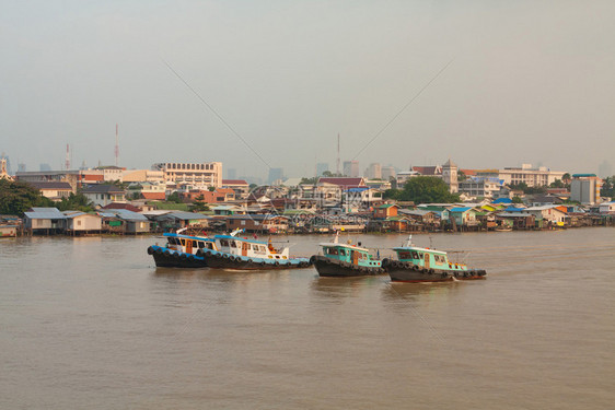 泰国曼谷日落时的ChaoPhraya河商业交通海滨图片