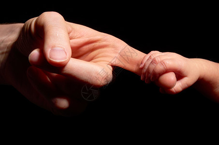 接触抱着婴儿的手孩子父亲图片