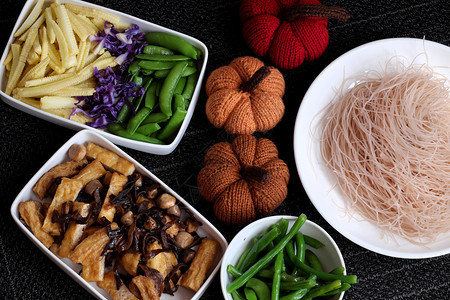 炒烤干米麦饭的食品成分从最顶端看蔬菜越南素食菜给者吃碗菜可以在家里用面条蔬菜蘑菇豆腐做早餐食物玉米图片